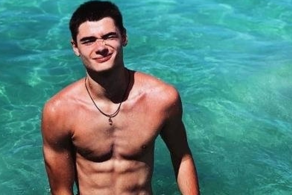 Filho de Fábio Assunção curte paradisíaca ilha baiana 
