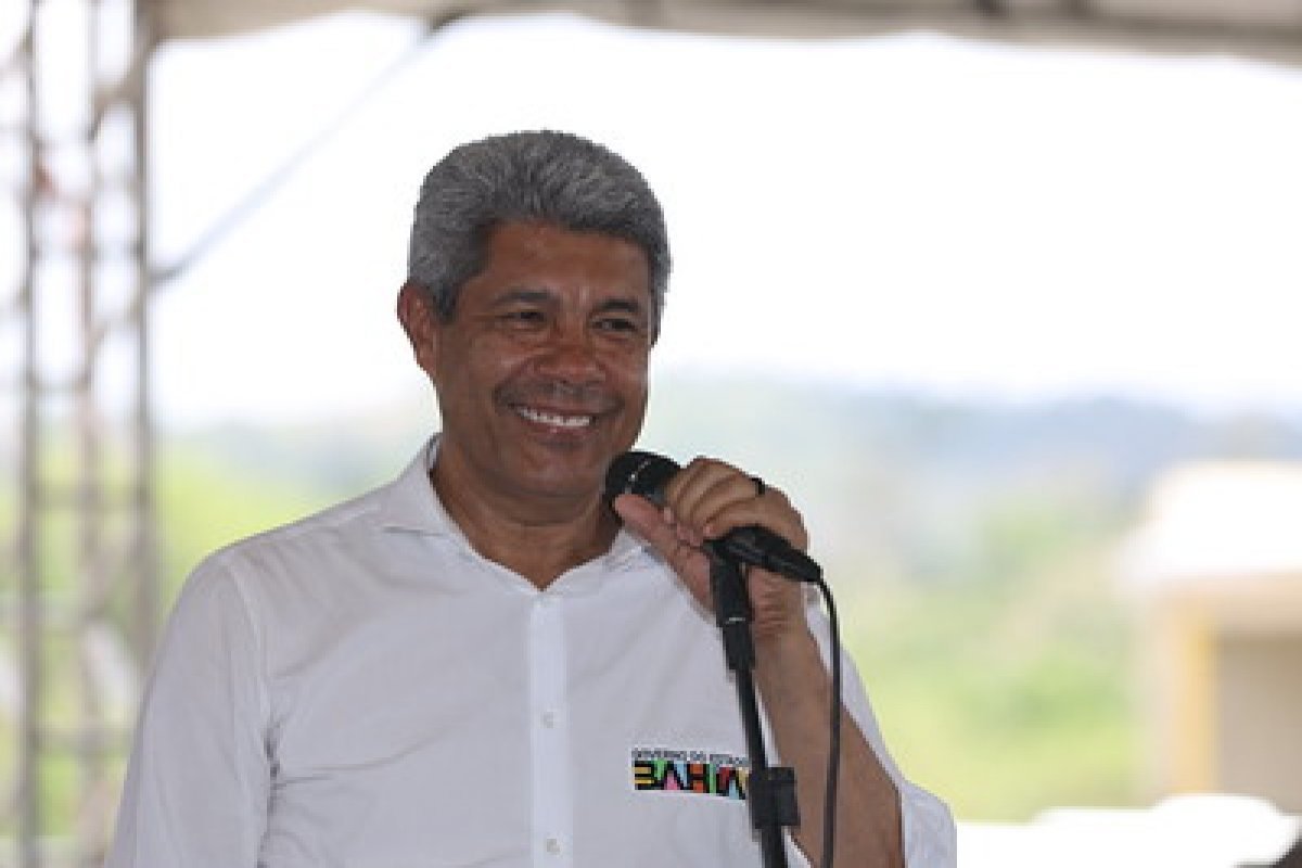 Jerônimo sanciona lei estadual que veda contratação de condenados por racismo