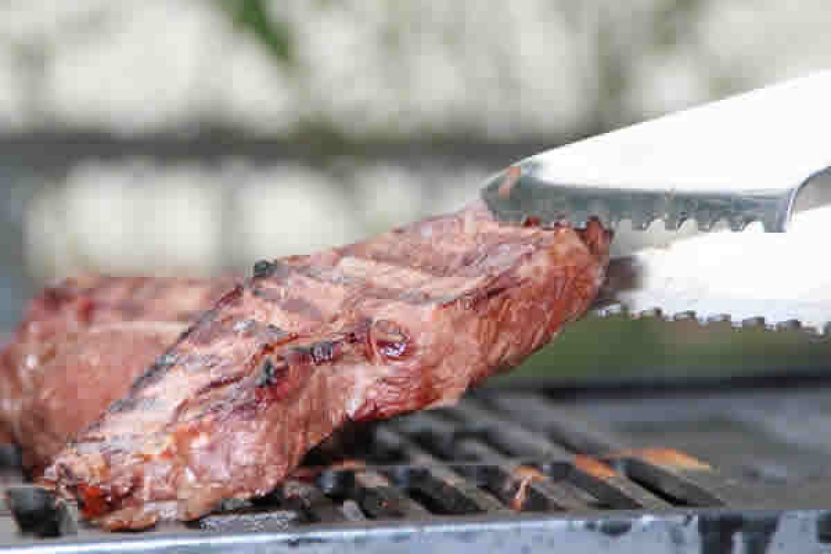 Homem invade sítio e, antes de fugir, faz churrasco e bebe cerveja em Minas Gerais