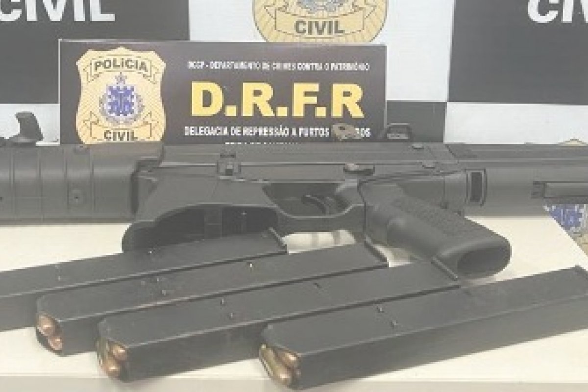 Homem é preso com submetralhadora em Feira de Santana 