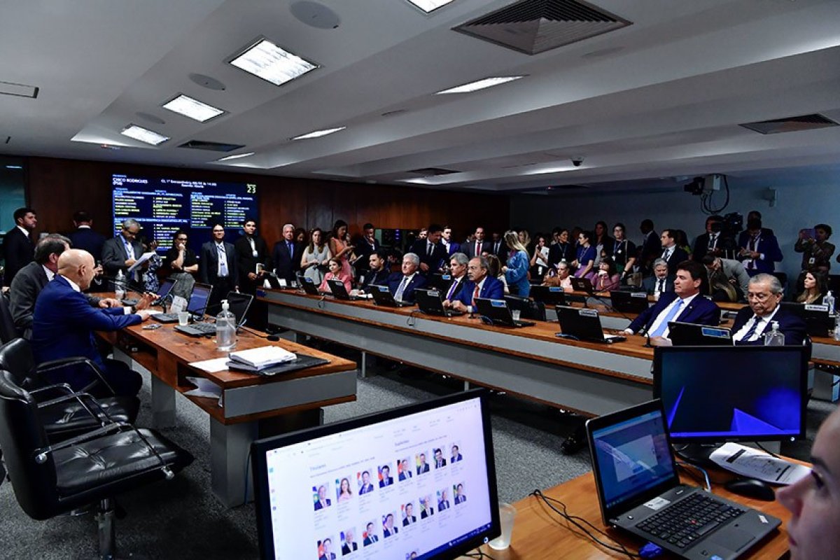 Comissão do Senado aprova projeto que regulamenta apostas esportivas e cassinos online