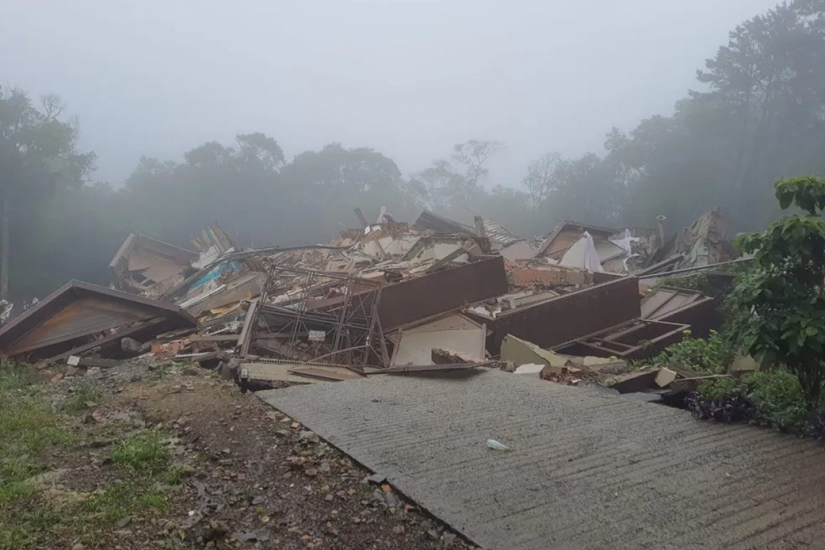 Rachaduras no solo, em Gramado, causam desabamento de prédio
