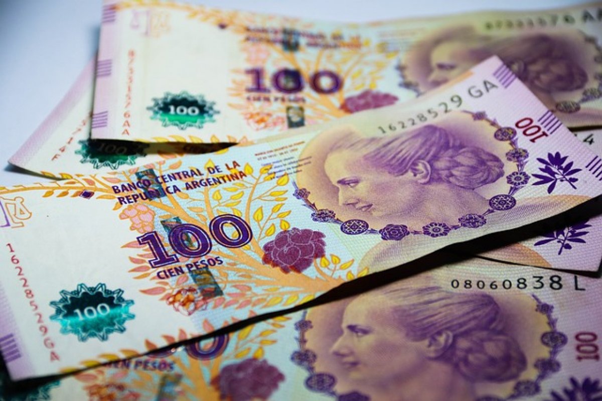 Argentina aumenta impostos sobre poupança e compras com cartão de dólares antes da posse de Milei