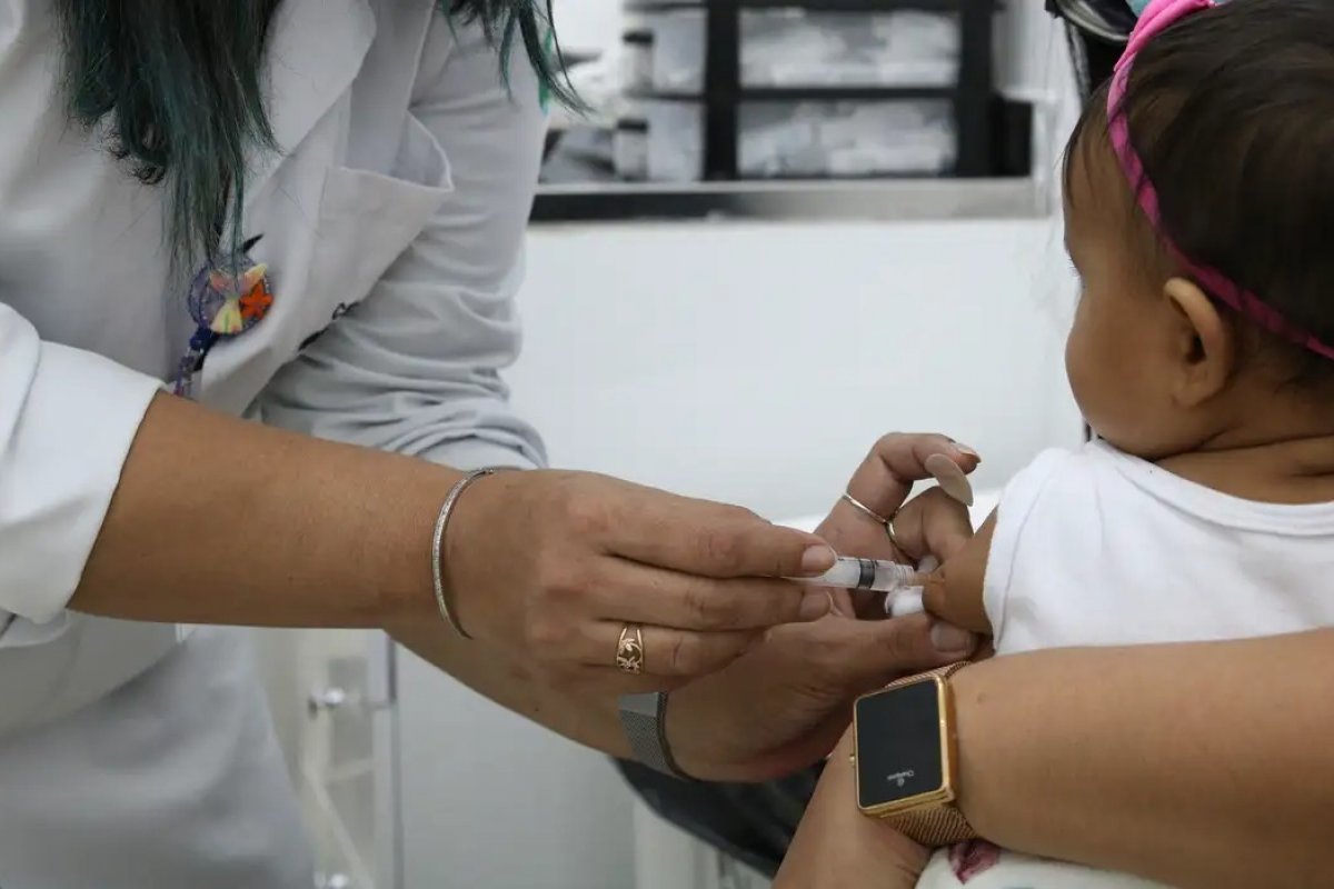 França entra em estado de vigilância após aumento de novos casos de pneumonia em crianças