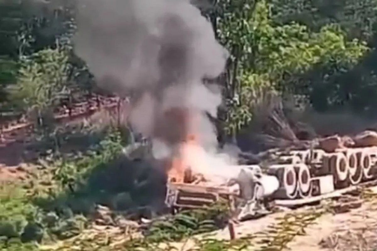 Motorista morre carbonizado após carreta capotar e explodir em rodovia na Bahia