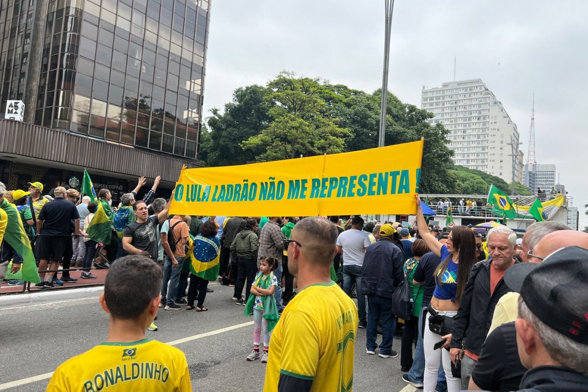 Vídeo: ato contra o STF reúne milhares de pessoas na Av Paulista 