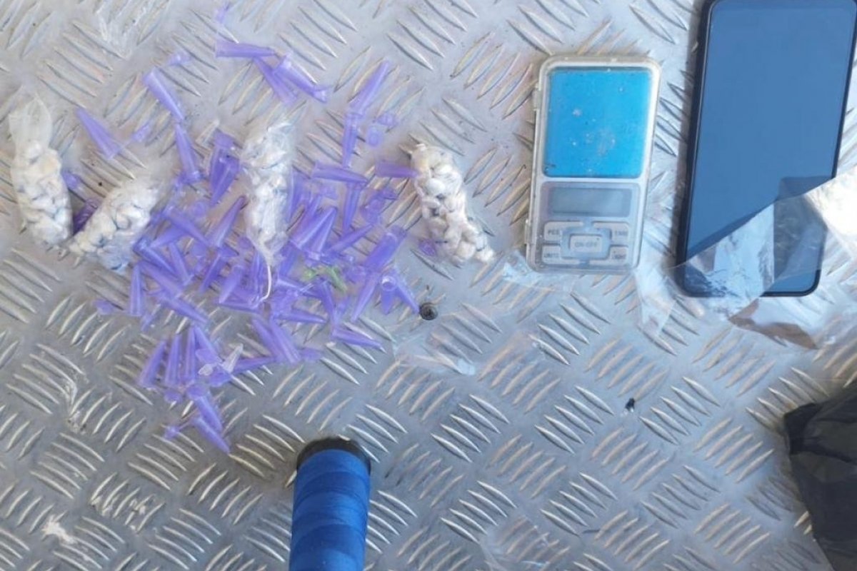 Dois homens são presos por tráfico de drogas em Lauro de Freitas