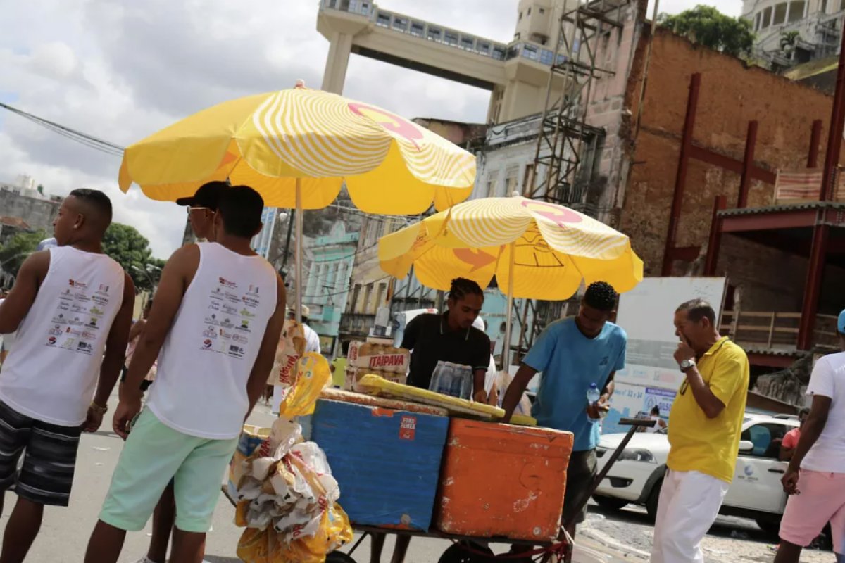 Recadastramento de vendedores ambulantes do Centro Histórico segue até quinta (30)