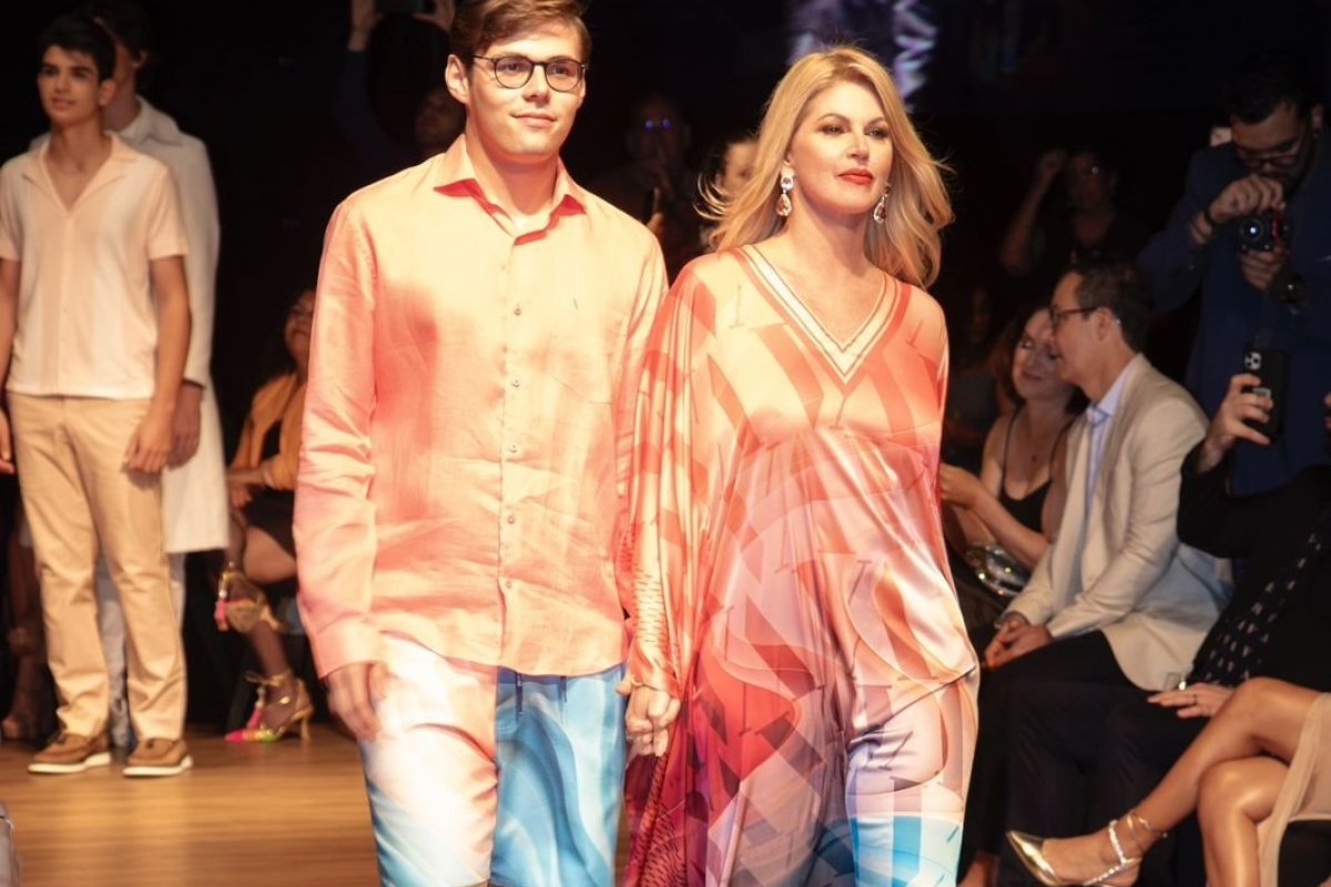 Val Marchiori desfila na Ivan Aguilar Fashion Show ao lado do filho Victor!  