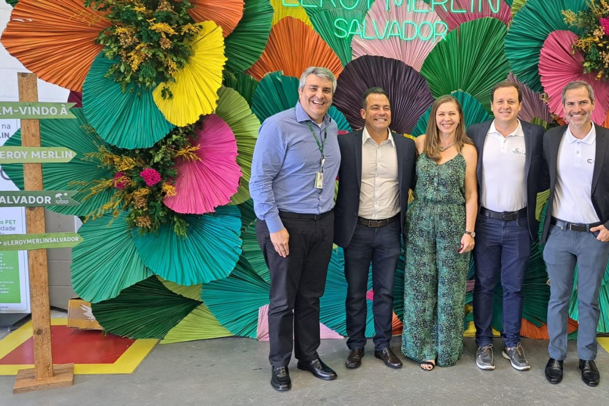 Diretores da Consul Engenharia e da Leroy Merlin celebram a entrega da megaloja aos baianos! 