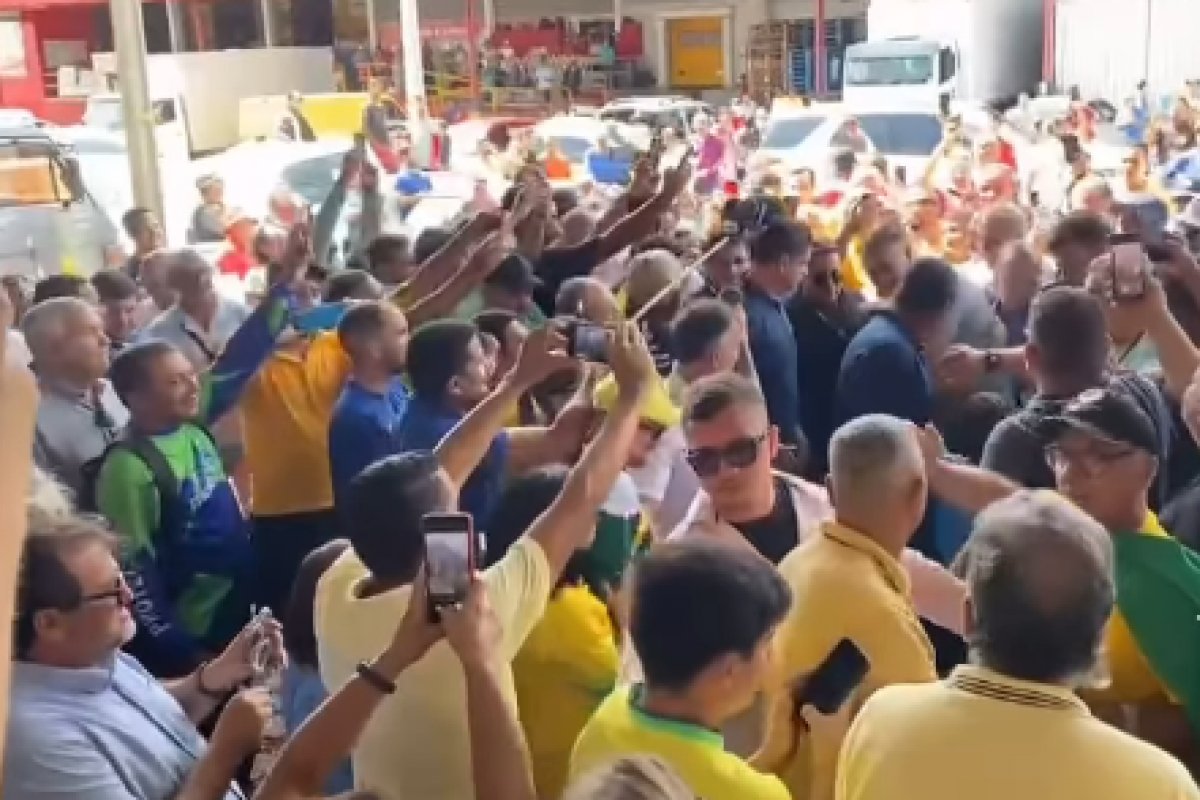 Vídeo: Bolsonaro visita Natal e é ovacionado por apoiadores 