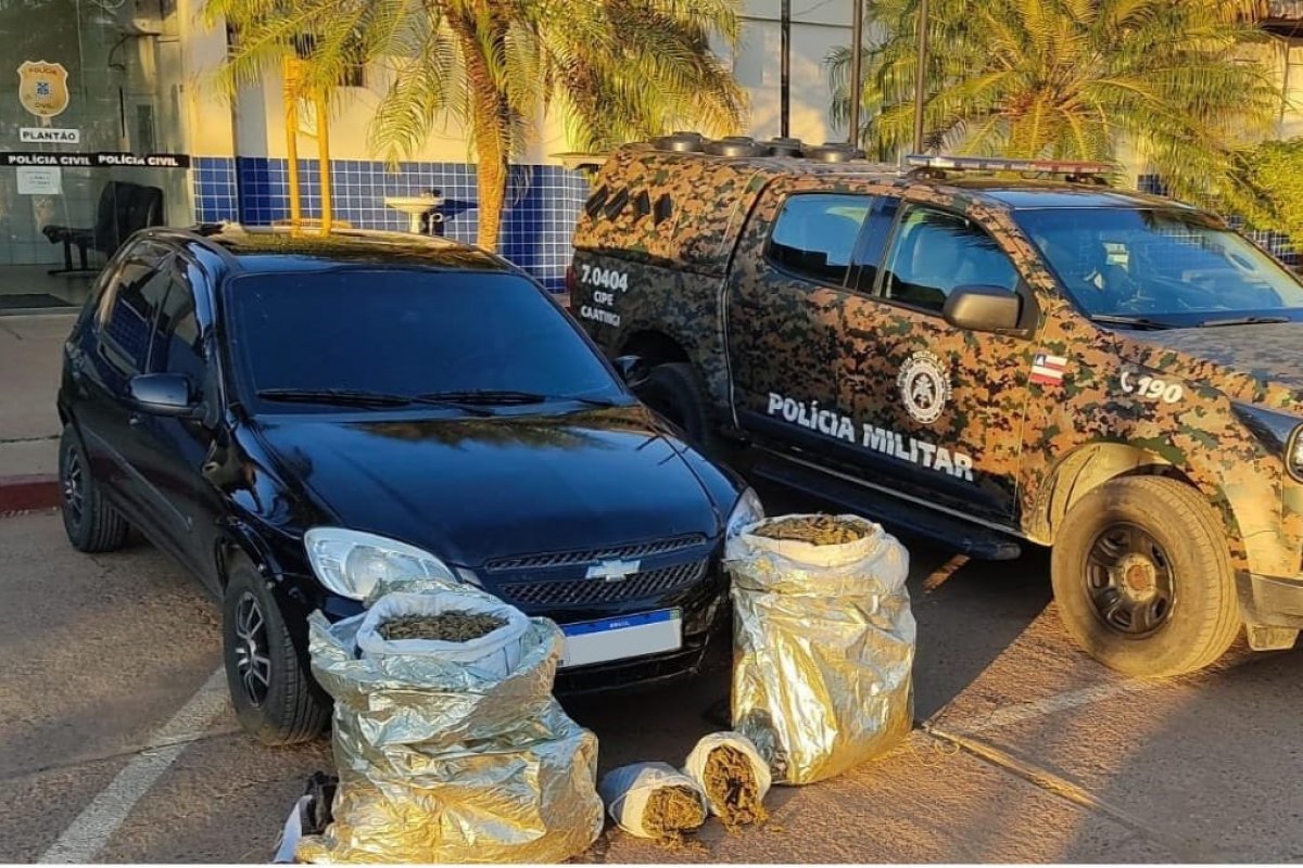 28kg de maconha são encontrados dentro de carro em Uauá  