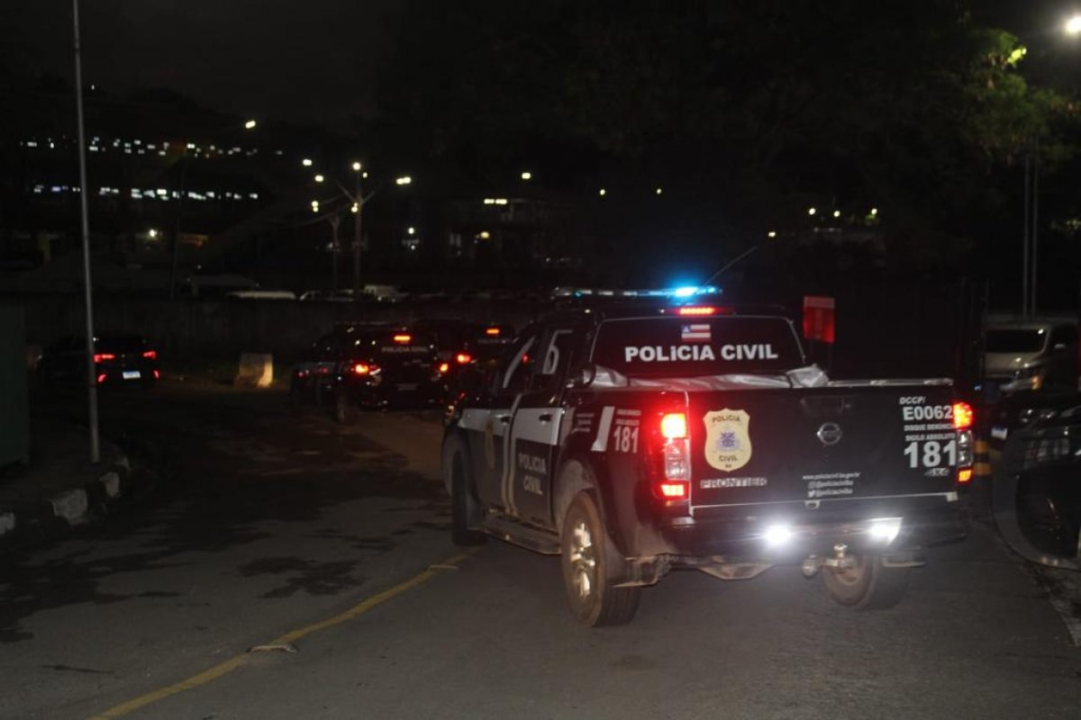 Polícia desarticula galpão usado para receptação e desmanche de veículos em Salvador 