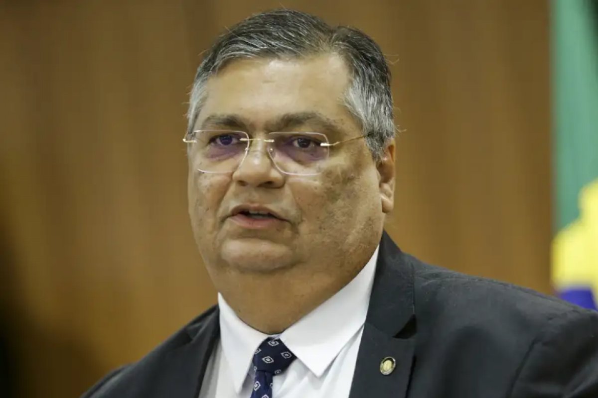 Dino afirma que megaoperação da PF desestrutura o tráfico de armas de duas facções brasileiras