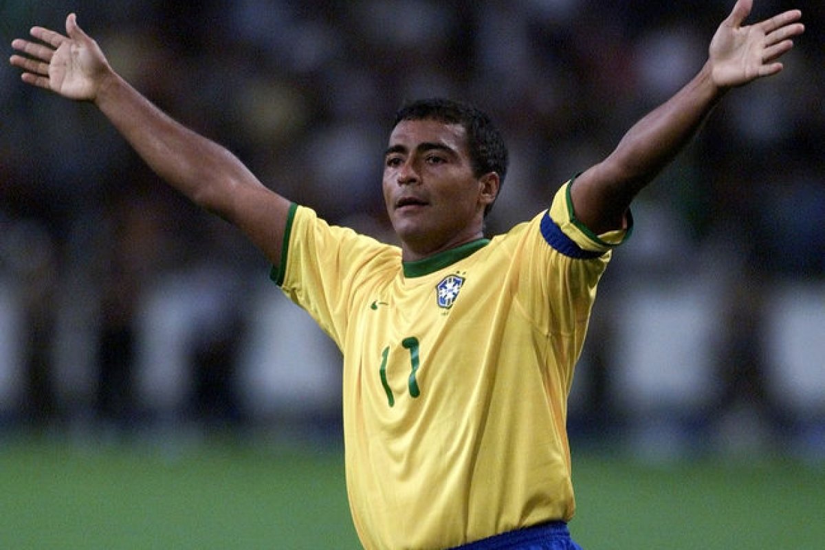 Romário afirma que Pelé e Maradona foram os únicos craques que não jogaram mais que ele