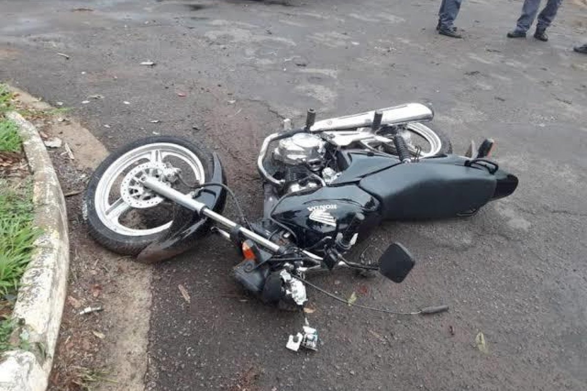 Motociclista fica ferido após batida com caminhonete em Salvador
