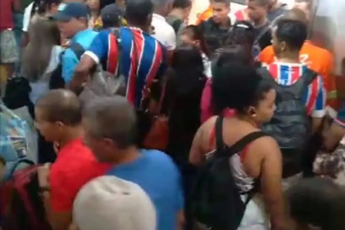 Estações do metrô de Salvador registram aglomeração após trens apresentarem lentidão