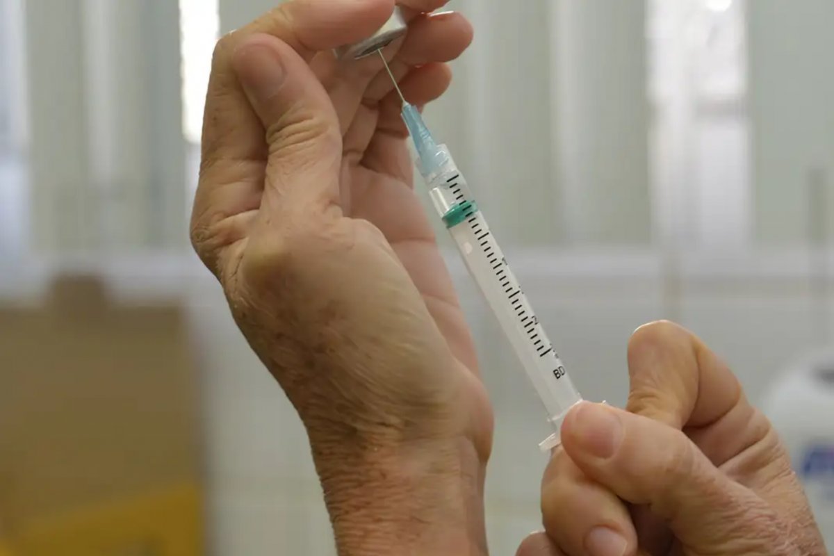 Brasil inicia aplicação de doses adicionais da vacina bivalente contra a Covid-19