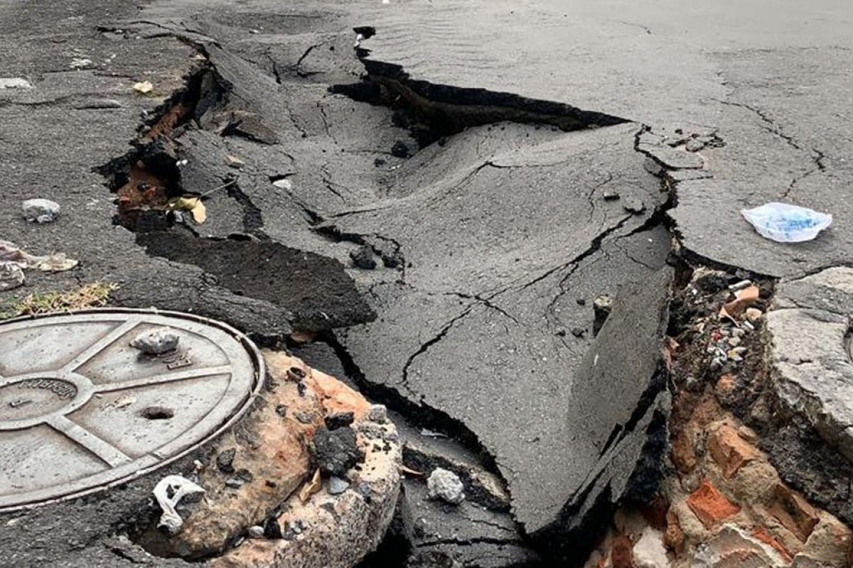 Cratera volta a surgir após um ano e interdita parte de rua em Salvador 