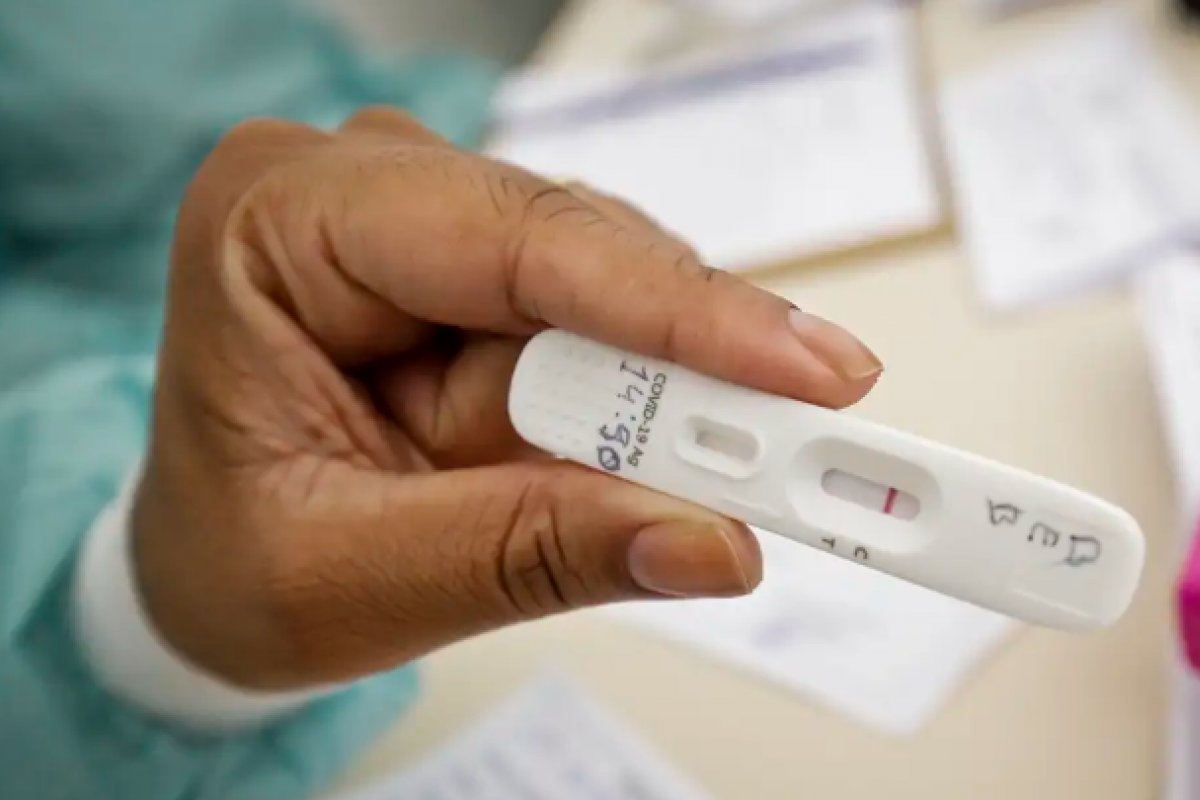 Teste de Covid-19 pela garganta é mais eficaz do que pelo nariz, diz estudo