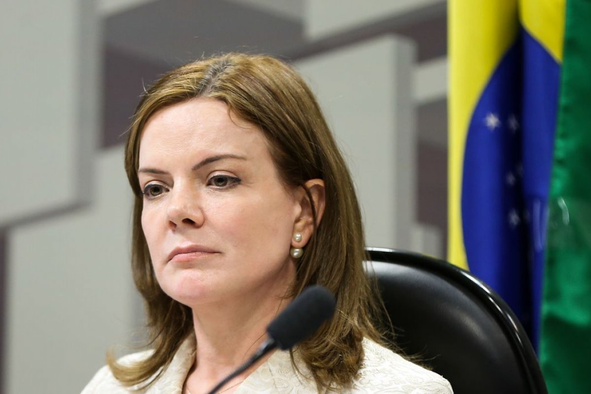 Gleisi descarta ida para ministério após reunião com Lula e esfria sucessão no PT