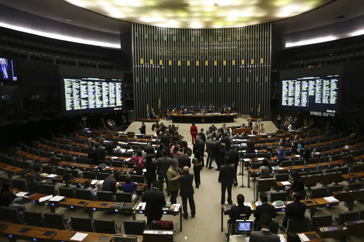 Proposta do congresso deve turbinar cofres de PT e PL para as próximas eleições 