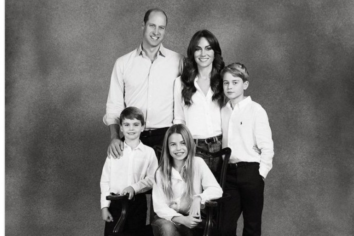 Príncipe William e Kate Middleton publicam cartão de Natal da família! 