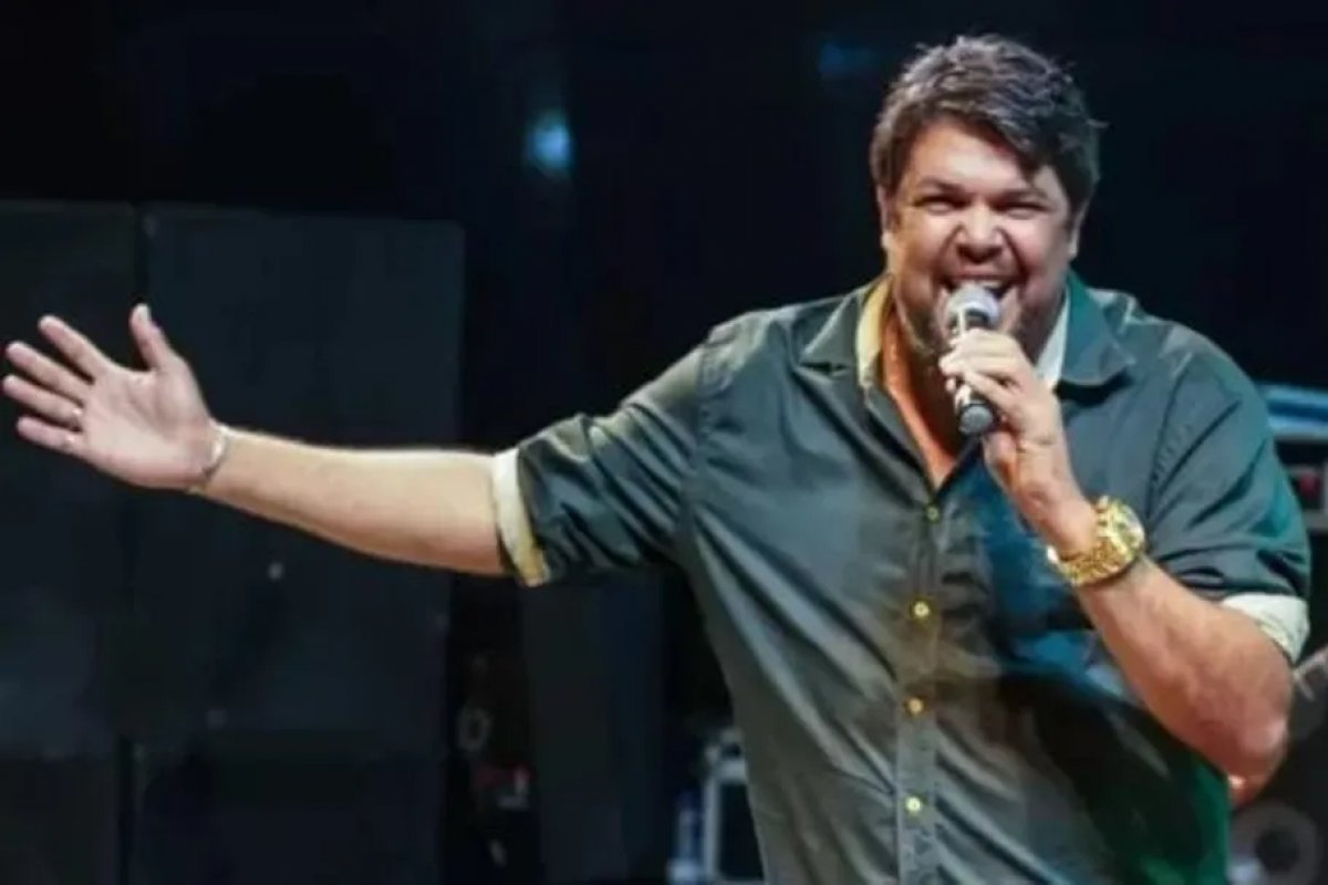 Cantor de forró morre em acidente de carro no sudoeste da Bahia