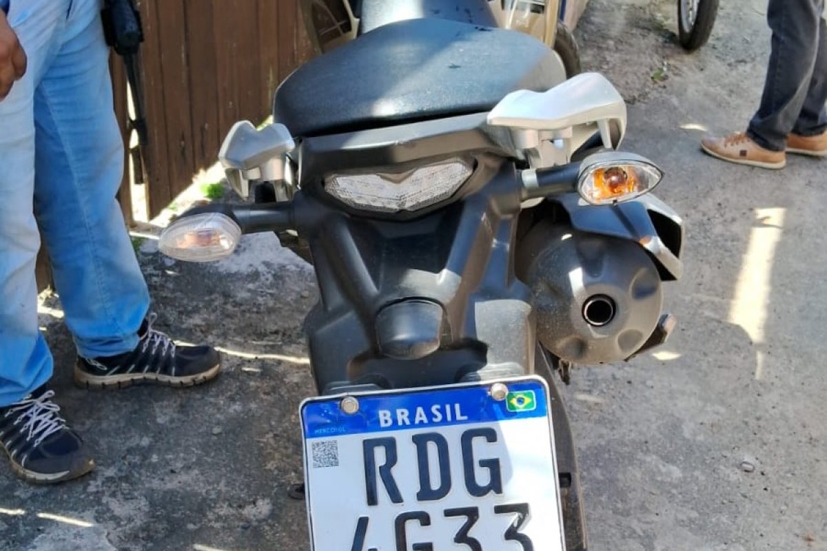 Motocicleta adulterada e drogas são apreendidas durante operação em Cajazeiras XI 