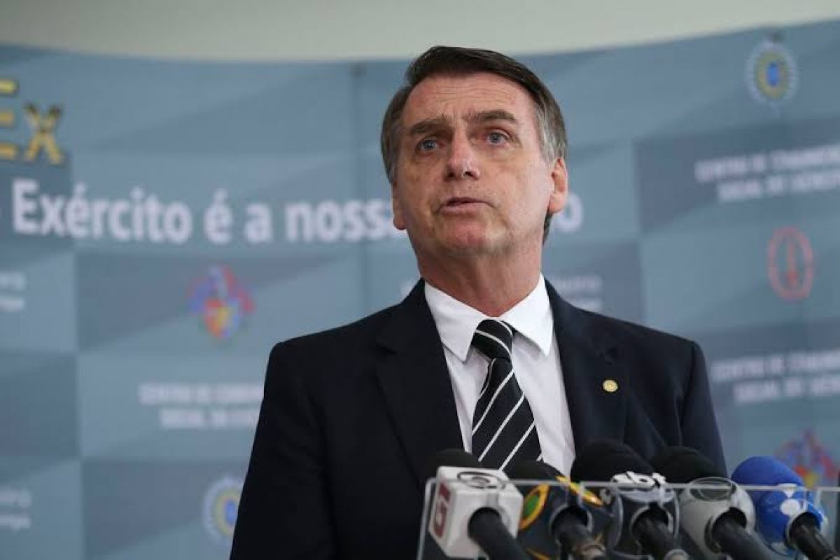 Bolsonaro sugere mudança nos livros didáticos: “Muita coisa escrita, tem que suavizar”