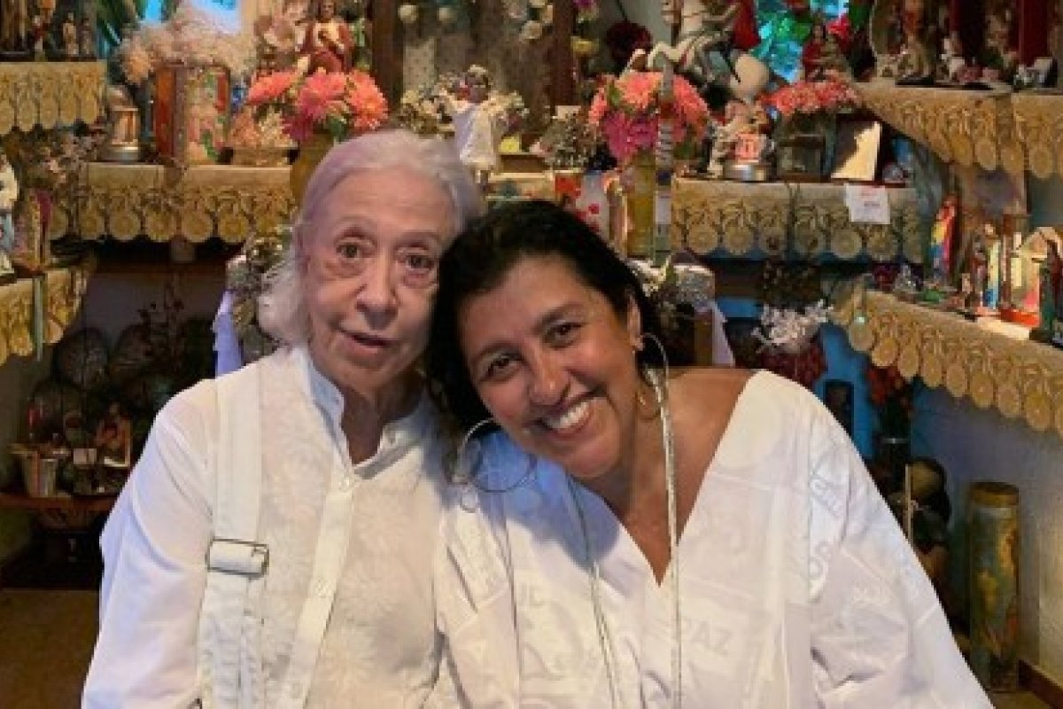Regina Casé começa o ano rezando com Fernanda Montenegro 