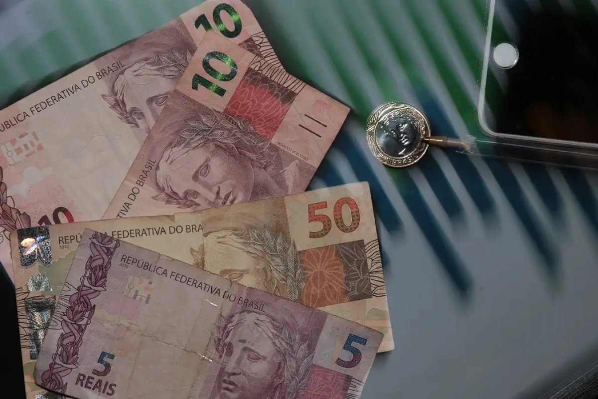 Salário mínimo deve subir para cerca de R$ 1.412 em 2024, diz economistas