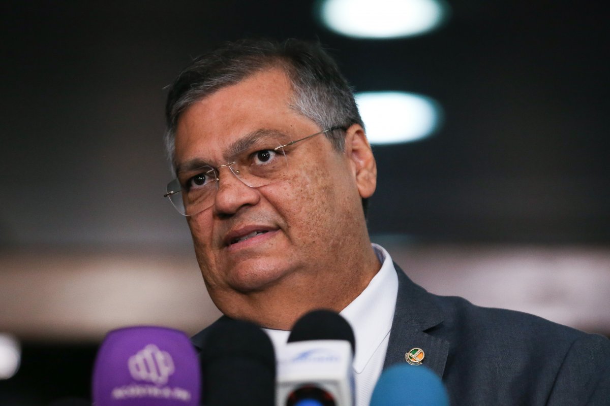 Dino encerra périplo pelo Senado, cita Bíblia e ganha reforço de ministros de Lula