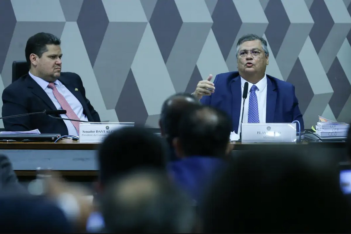Dino responde questionamentos sobre imagens do 8 de janeiro durante sabatina no Senado