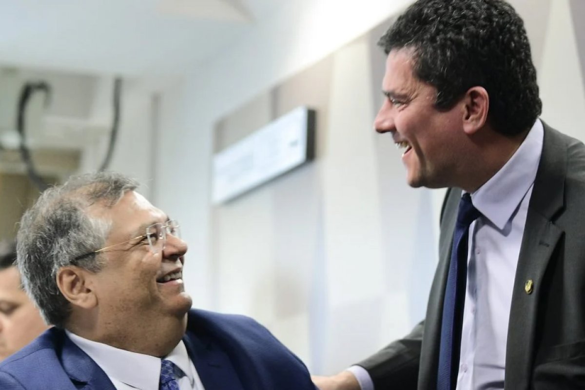 Moro e Dino se abraçam e riem durante sabatina no Senado