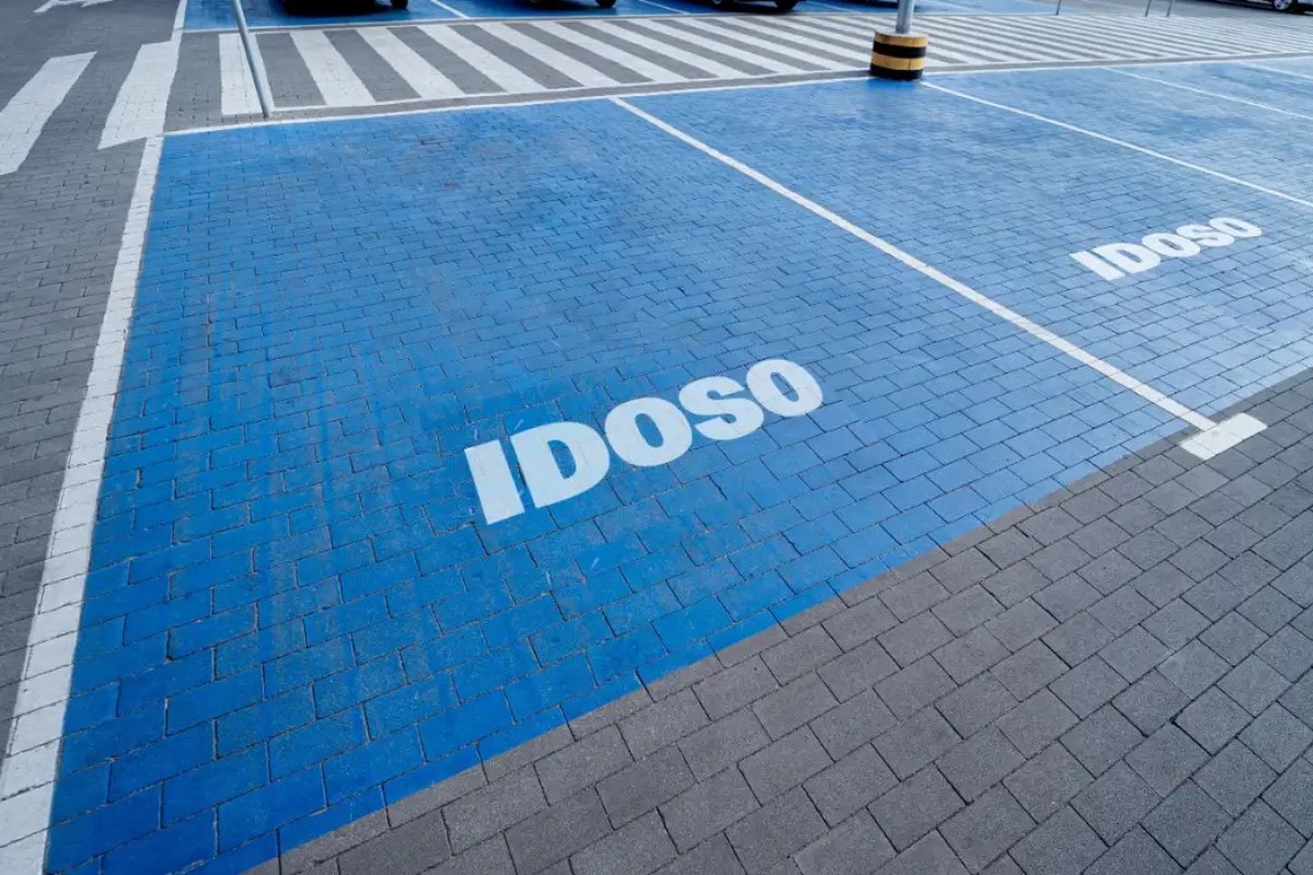 Idosos podem imprimir credencial em casa para estacionamento em vagas especiais 