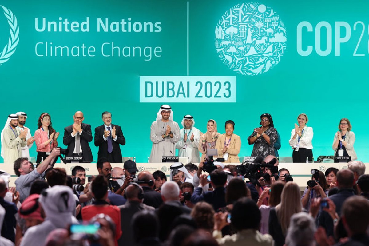 COP28 termina com aprovação de transição dos combustíveis fósseis