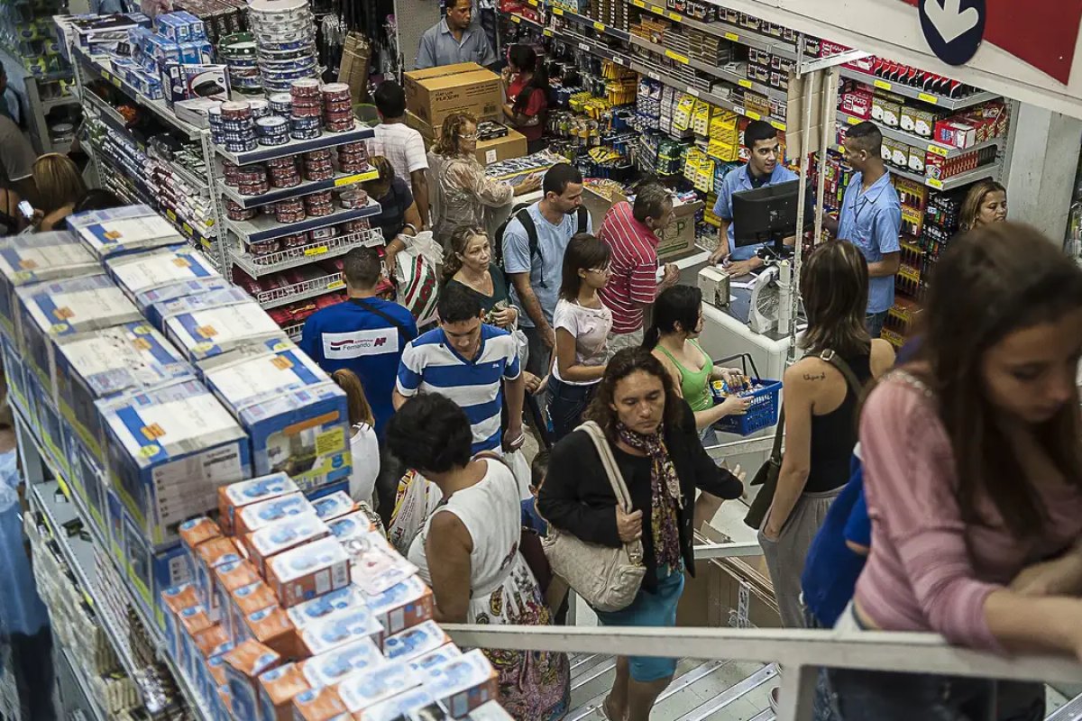 IBGE: vendas no comércio recuam 0,3% em outubro, com alta de 1,6% no acumulado do ano