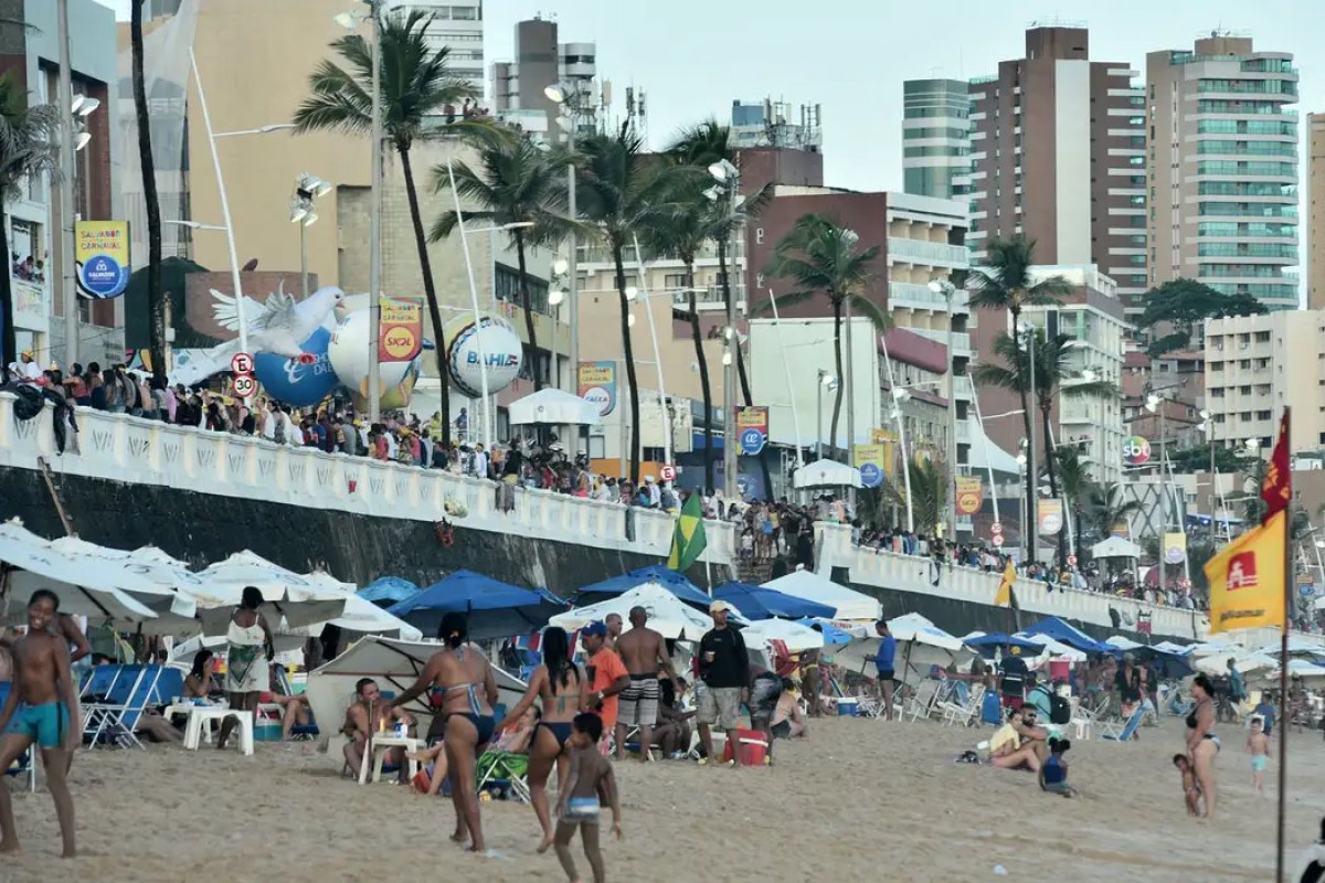 Semop inicia entrega de guarderias a barraqueiros da orla de Salvador 