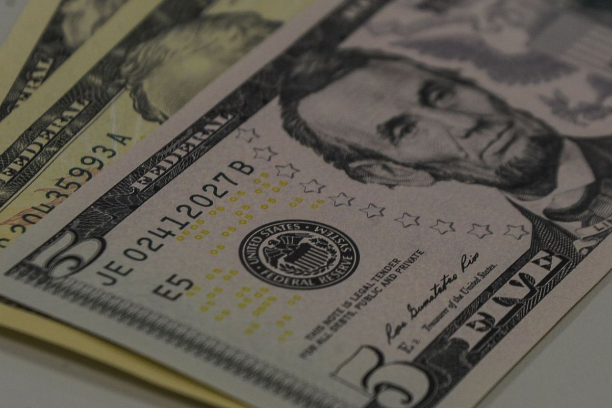 Com tensão entre EUA e Irã, dólar fecha em alta de 0,82%