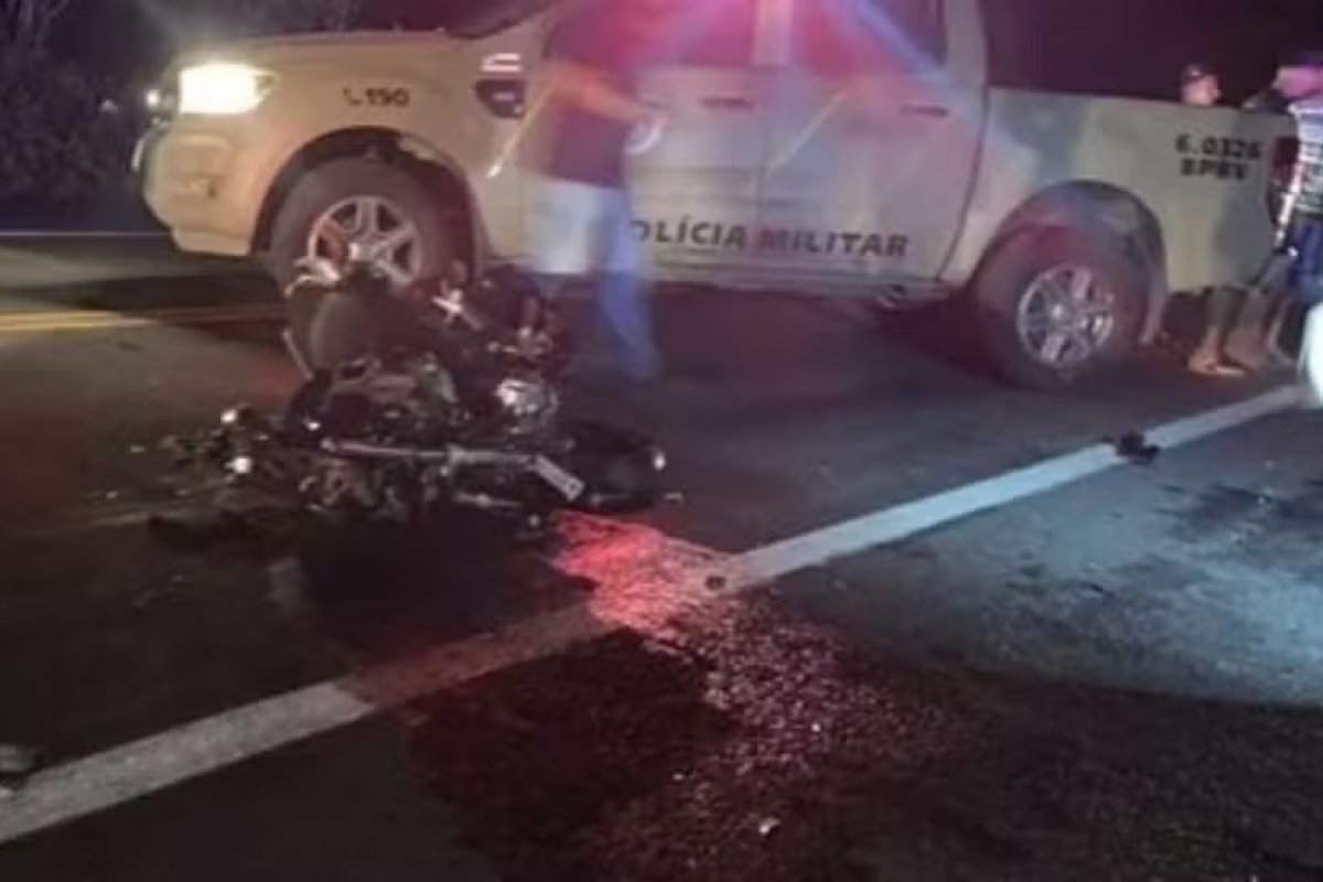Jovens morrem depois de bater motocicleta de frente com carro em rodovia na Bahia