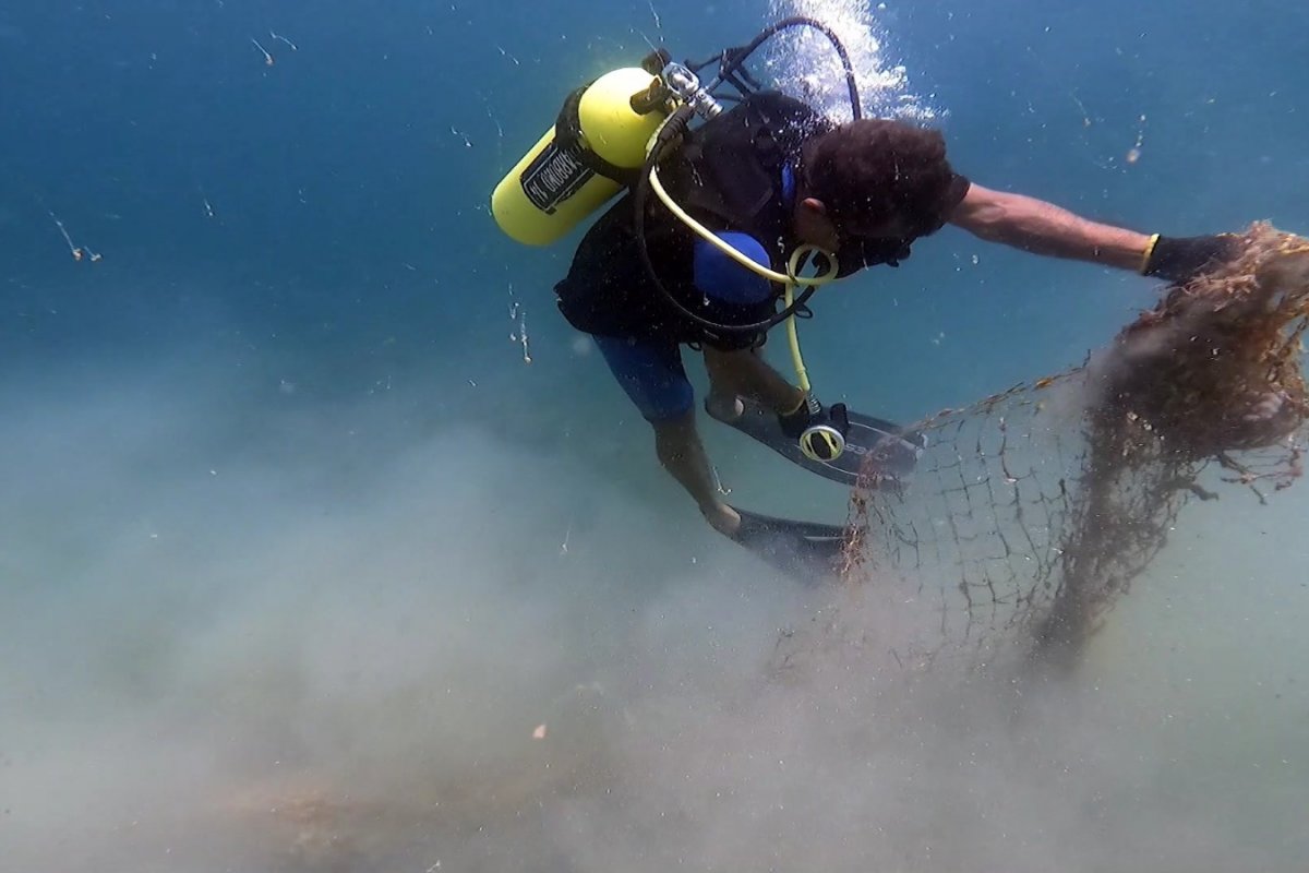 Projeto Mares realiza ação de limpeza submarina em Itaparica! 