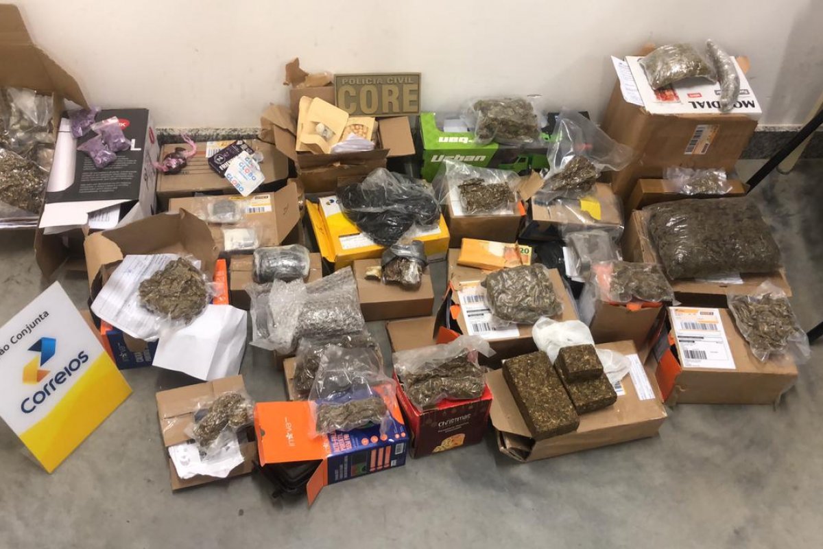 Polícia apreende drogas e simulacro de arma de fogo em operação dos correios