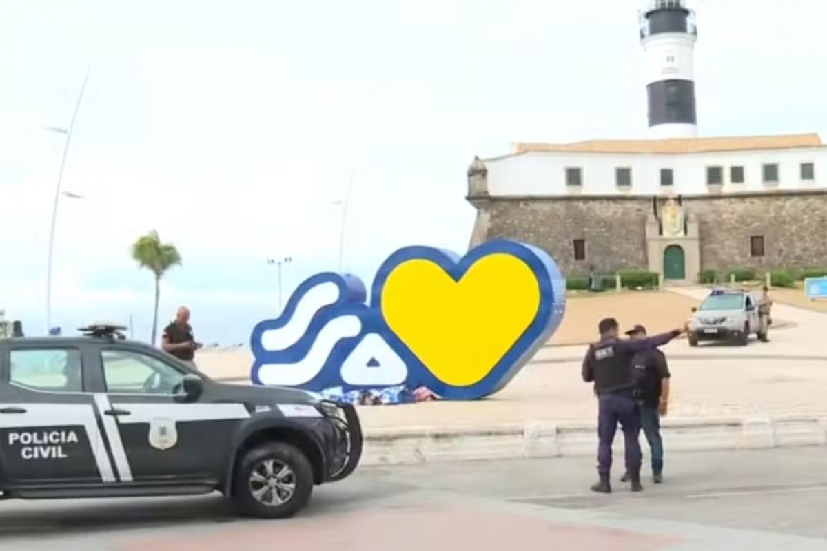Mulher é encontrada morta em frente ao Farol da Barra, em Salvador