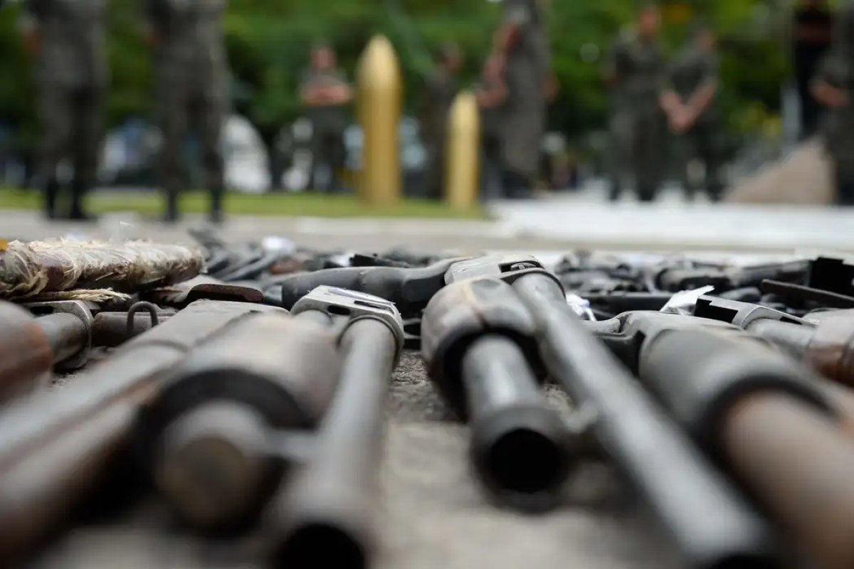 MPF denuncia 28 suspeitos de fornecer 43 mil armas para facções brasileiras