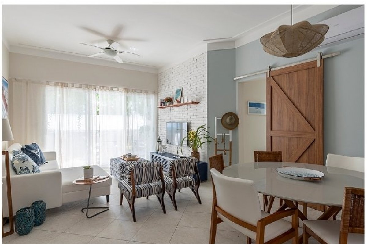 Ambientes arejados, elementos naturais e paleta neutra ditam o décor das casas de praia! 