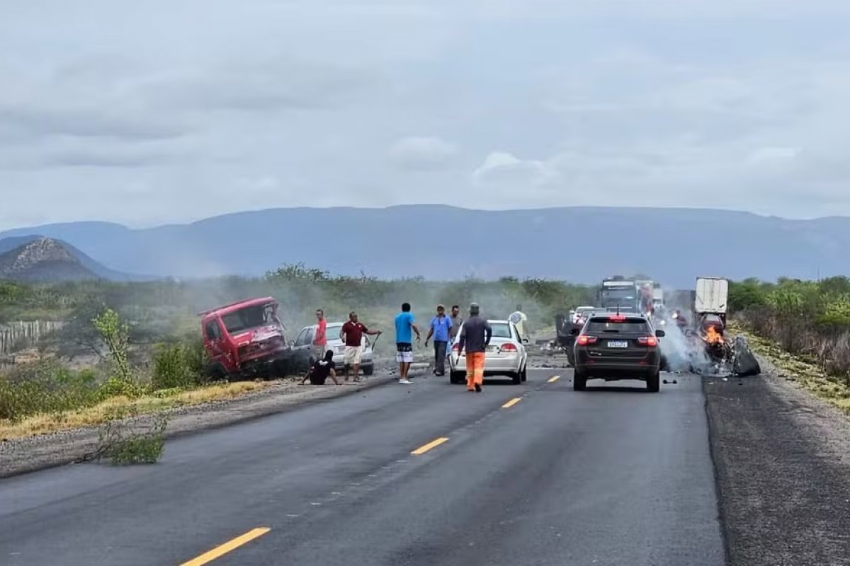 Casal morre em colisão frontal com caminhão-guincho; Carro das vítimas pegou fogo em rodovia na Bahia