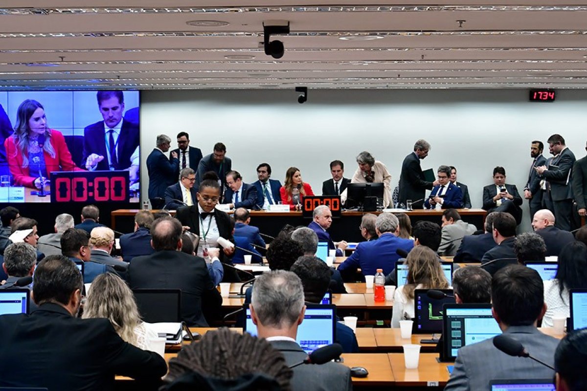 Comissão do Congresso aprova Orçamento de 2024 e ministérios terão verba reduzida para recuperar PAC