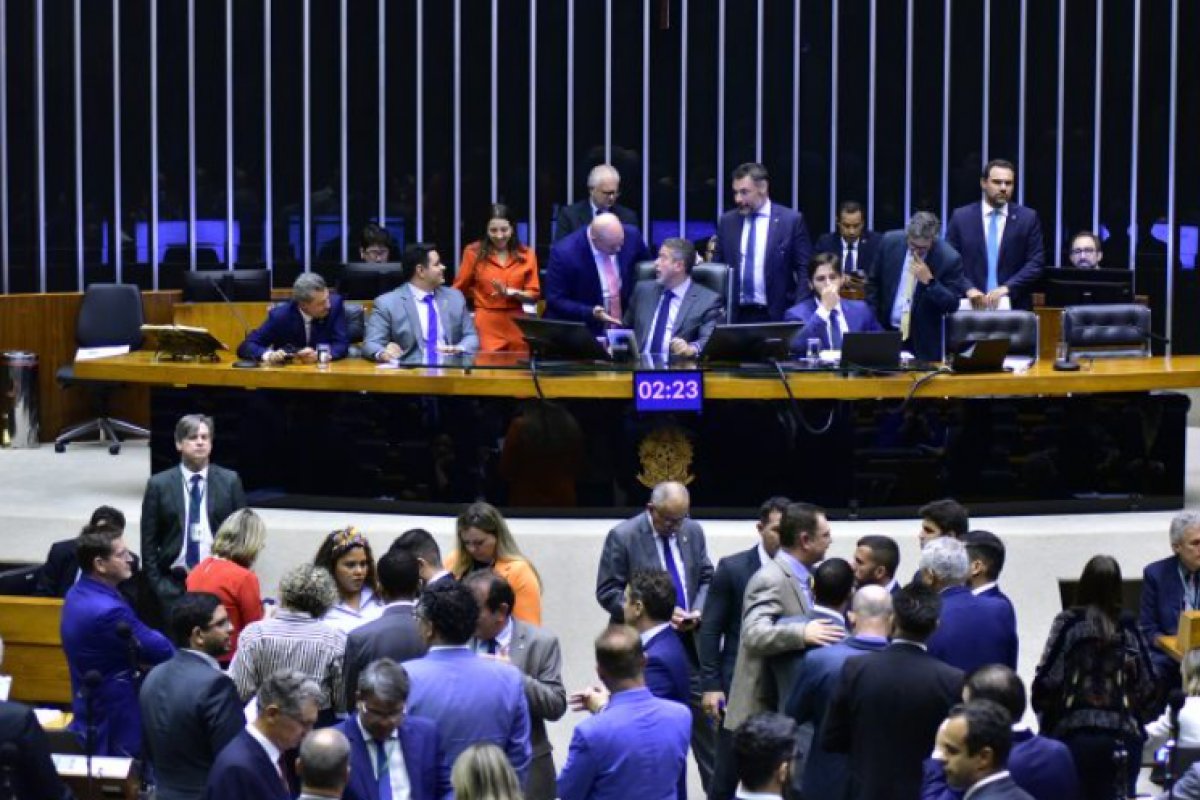 Câmara aprova projeto que concede adicionais de especialização a funcionários do TCU 