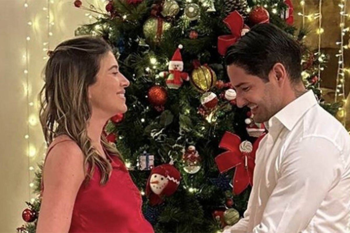 Grávida do jogador Alexandre Pato, Rebeca Abravanel exibe seu barrigão em novas fotos! 